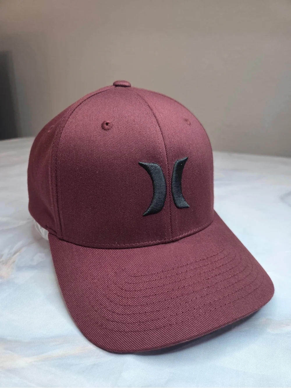 Hurley Men’s Burgundy Black Logo Flexfit Baseball Hat Cap Minimalist NWOT